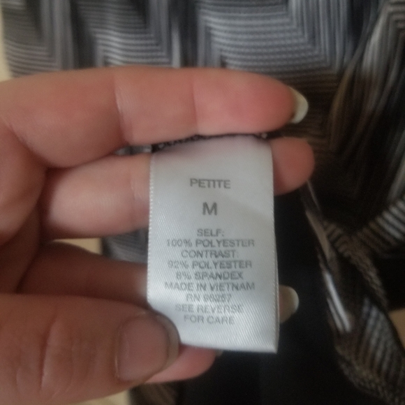 Dress Barn Black White Chevron Print Short Sleeve Open Back Blouse Size Petite M - Picture 4 of 4